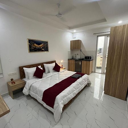 The Lodgers Studio Apartment Infront Of Artemis Hospital Gurugram Гургаон Экстерьер фото