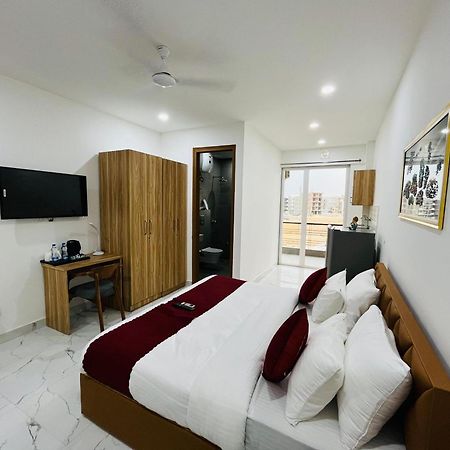 The Lodgers Studio Apartment Infront Of Artemis Hospital Gurugram Гургаон Экстерьер фото