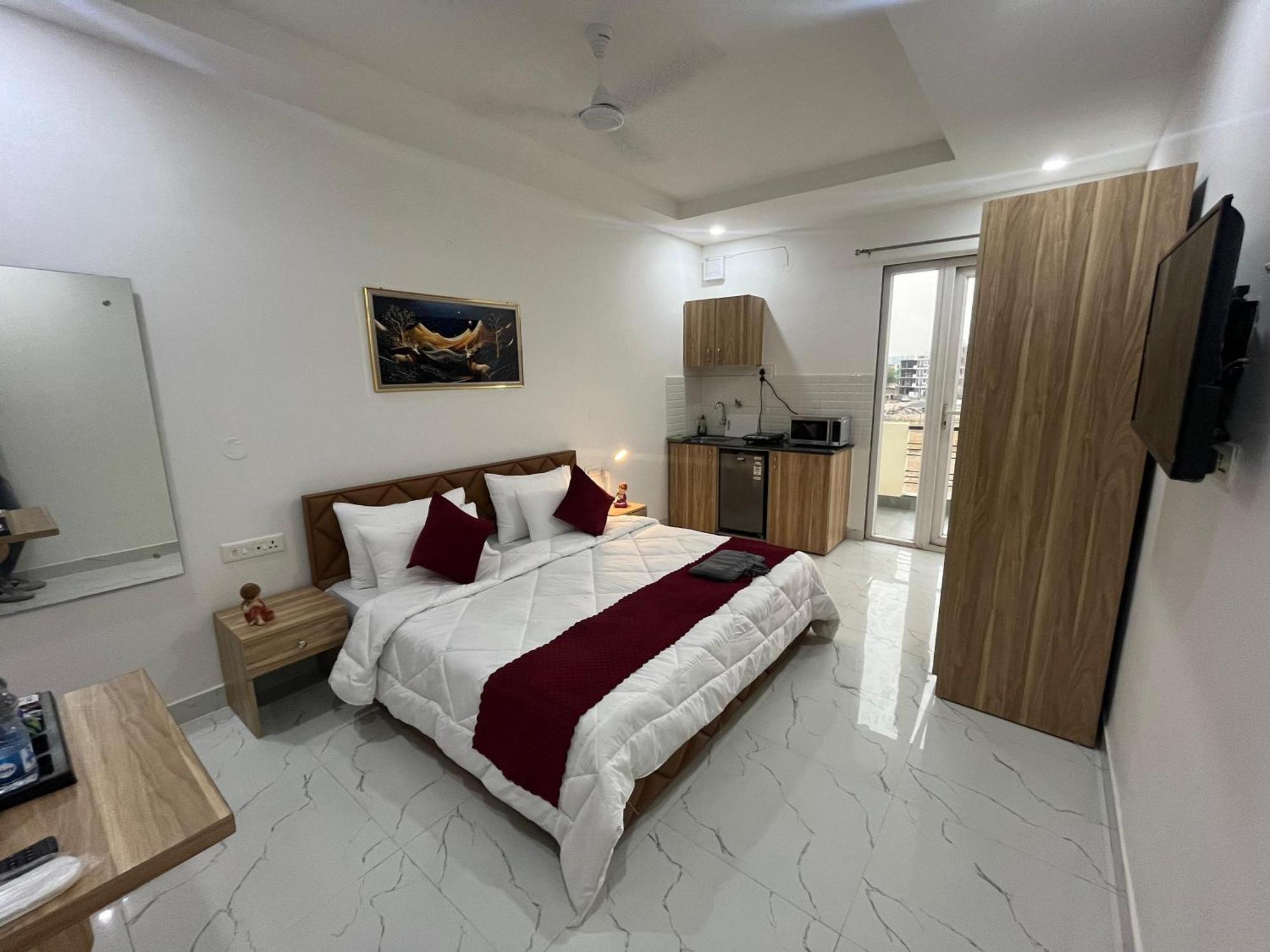 The Lodgers Studio Apartment Infront Of Artemis Hospital Gurugram Гургаон Экстерьер фото