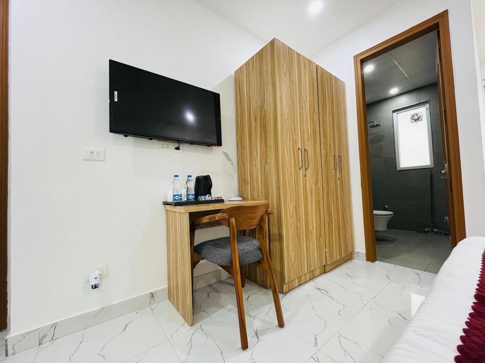 The Lodgers Studio Apartment Infront Of Artemis Hospital Gurugram Гургаон Экстерьер фото