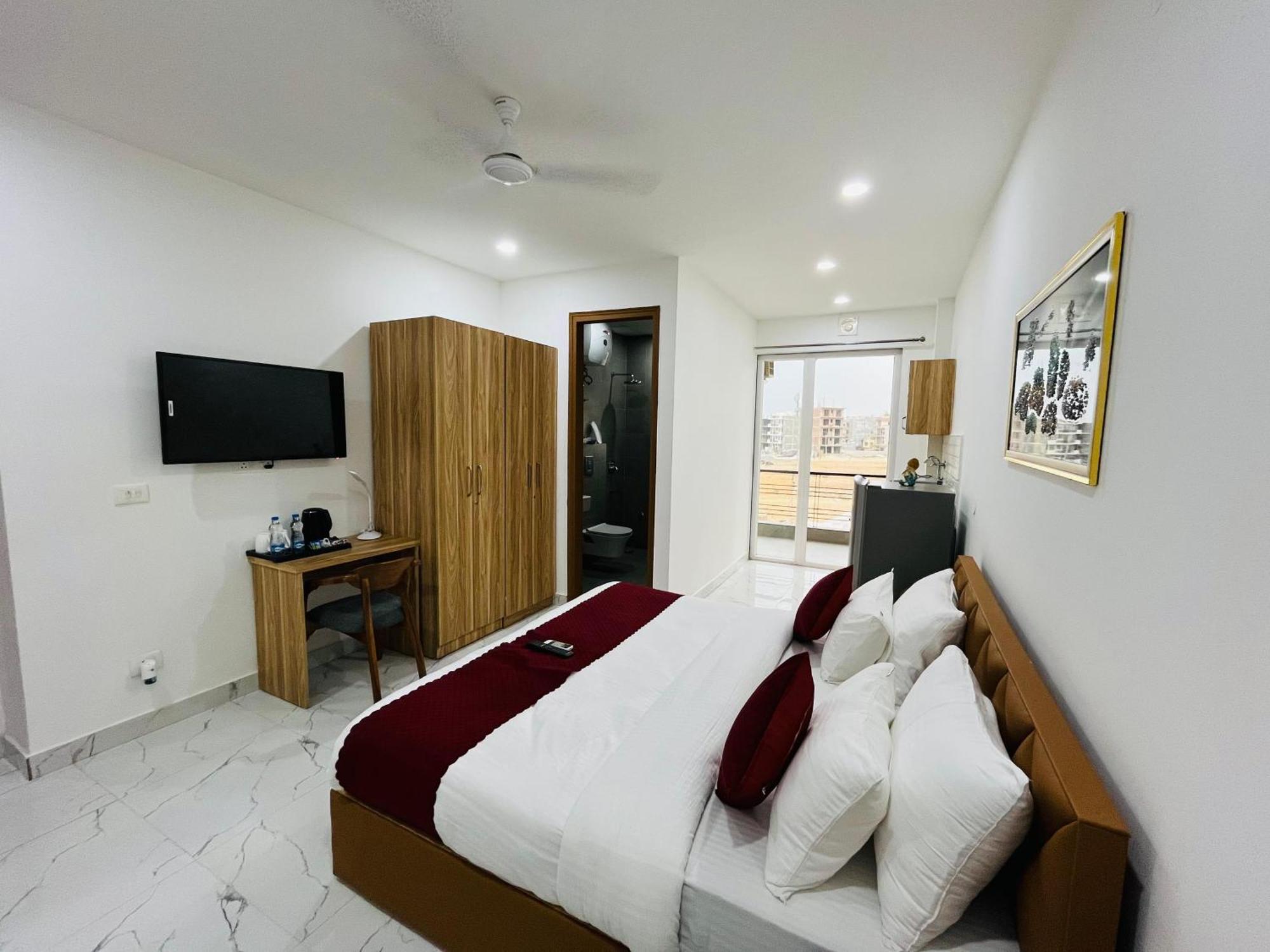 The Lodgers Studio Apartment Infront Of Artemis Hospital Gurugram Гургаон Экстерьер фото