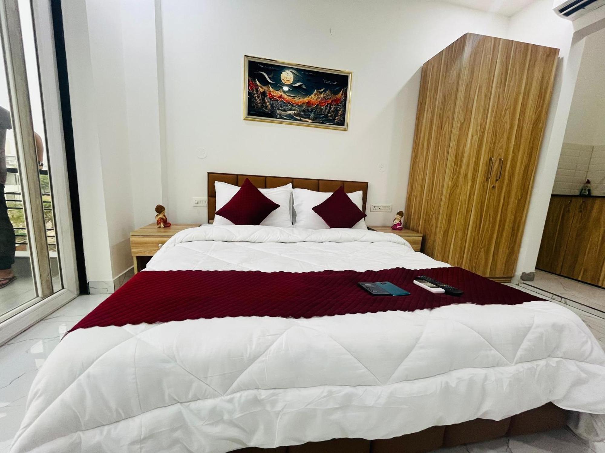 The Lodgers Studio Apartment Infront Of Artemis Hospital Gurugram Гургаон Экстерьер фото