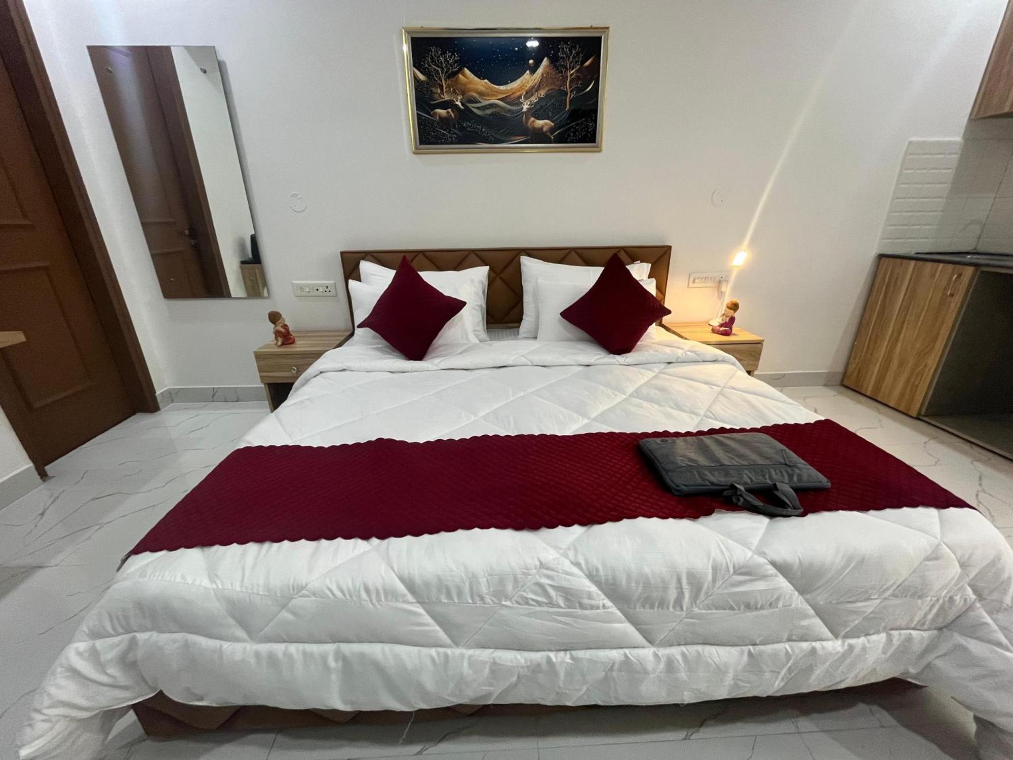 The Lodgers Studio Apartment Infront Of Artemis Hospital Gurugram Гургаон Экстерьер фото