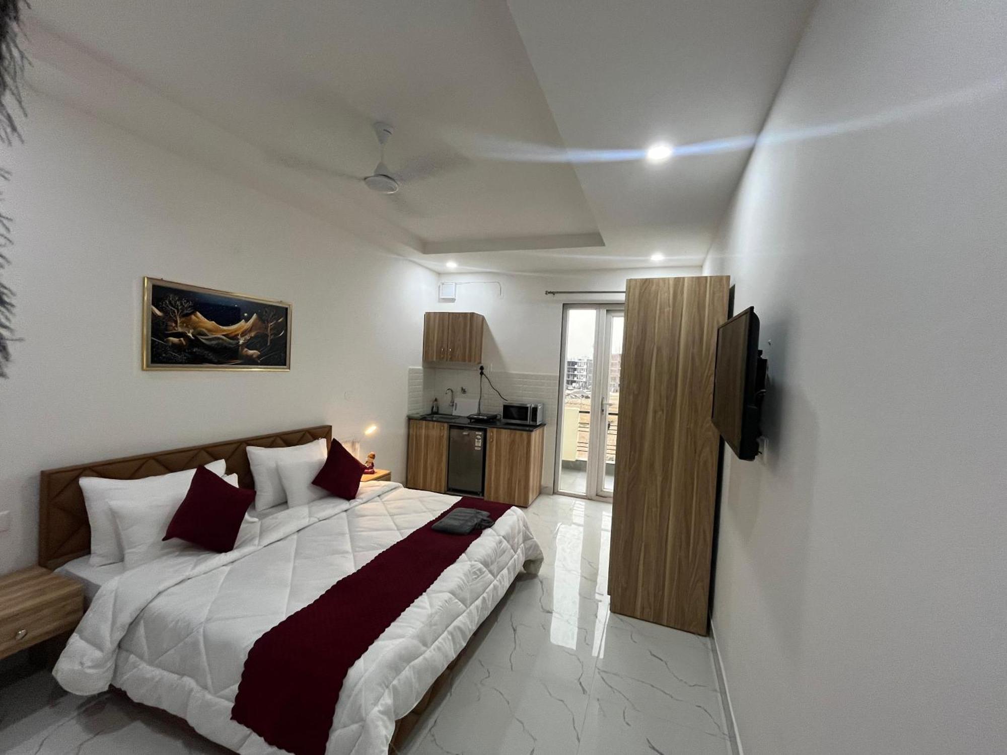 The Lodgers Studio Apartment Infront Of Artemis Hospital Gurugram Гургаон Экстерьер фото