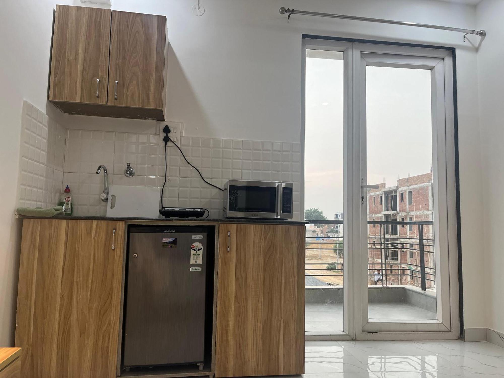 The Lodgers Studio Apartment Infront Of Artemis Hospital Gurugram Гургаон Экстерьер фото