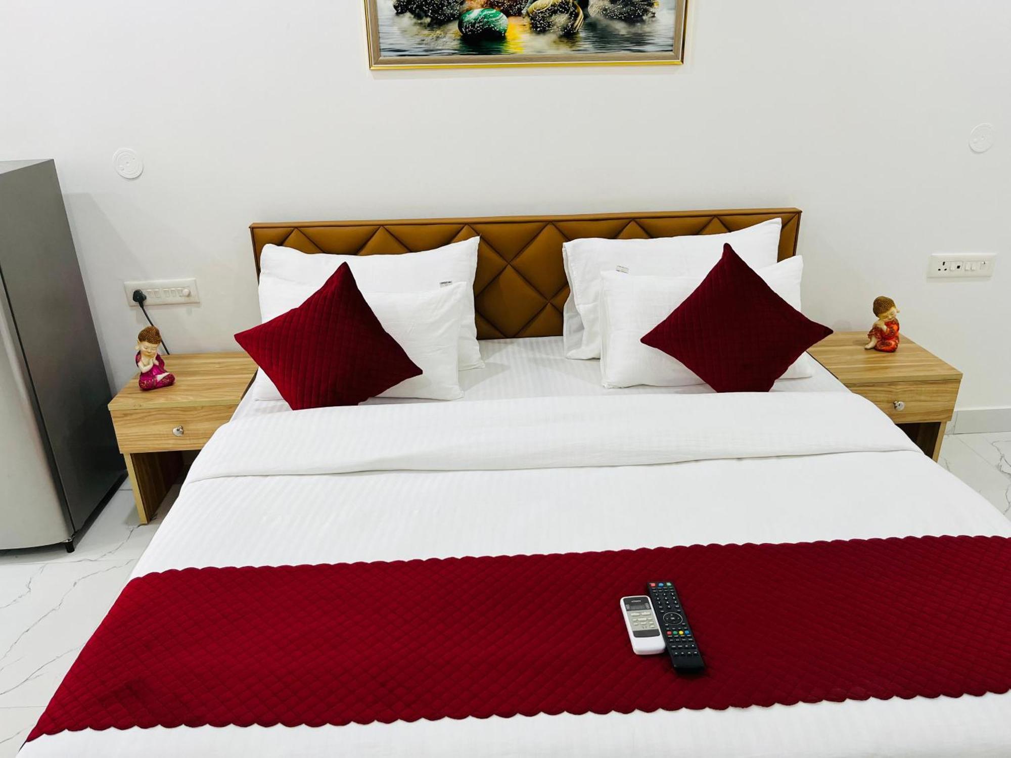 The Lodgers Studio Apartment Infront Of Artemis Hospital Gurugram Гургаон Экстерьер фото