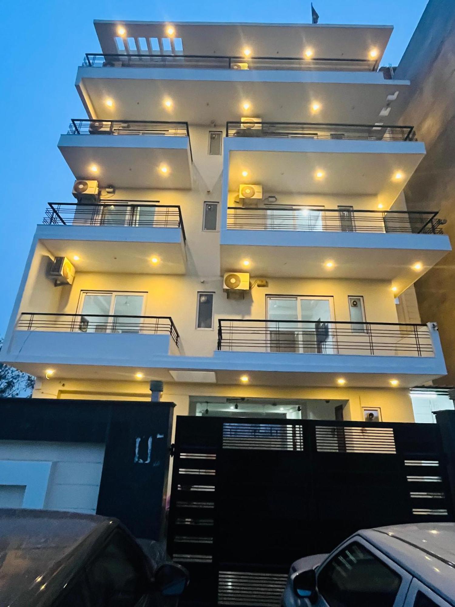 The Lodgers Studio Apartment Infront Of Artemis Hospital Gurugram Гургаон Экстерьер фото