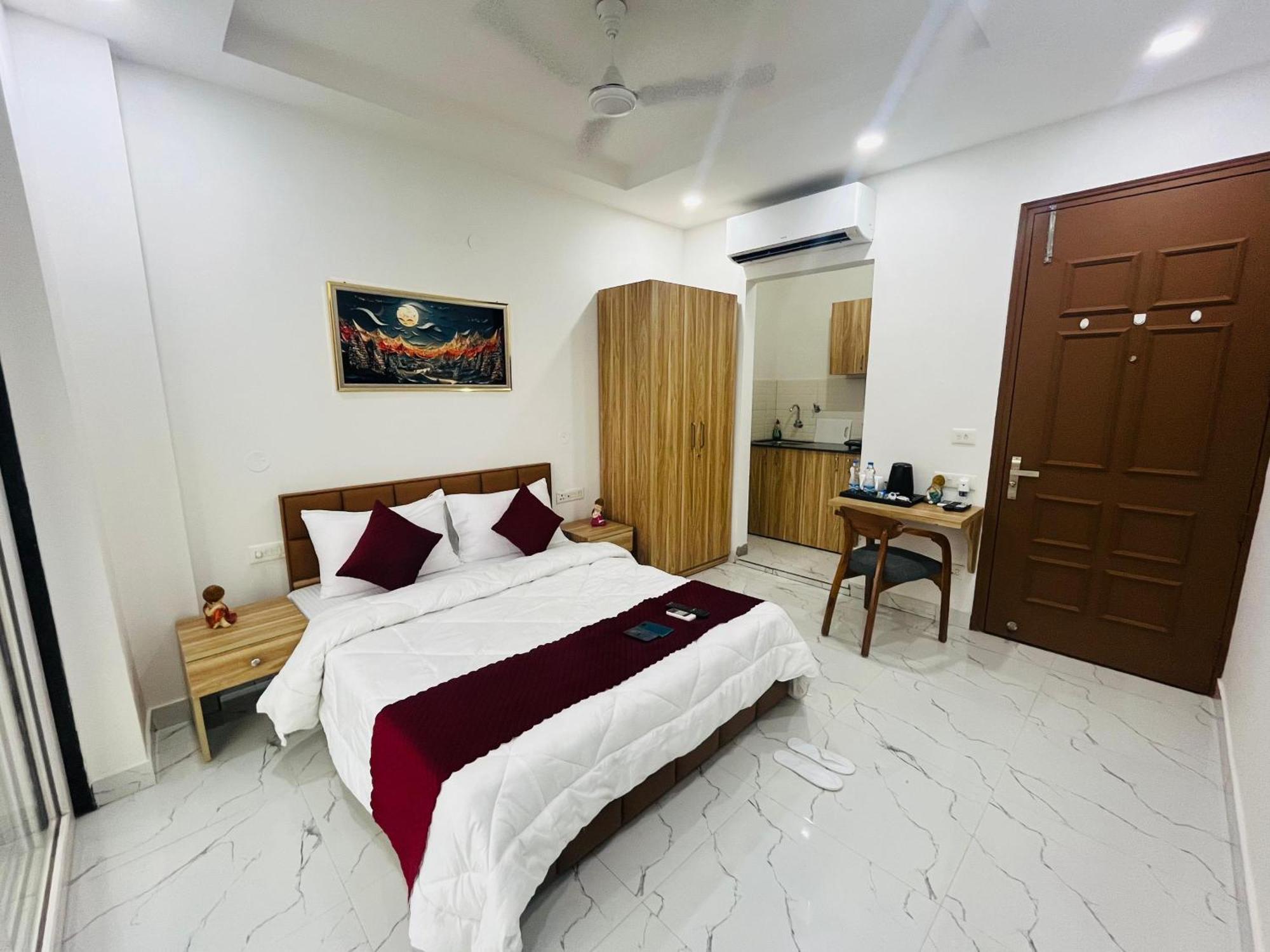 The Lodgers Studio Apartment Infront Of Artemis Hospital Gurugram Гургаон Экстерьер фото