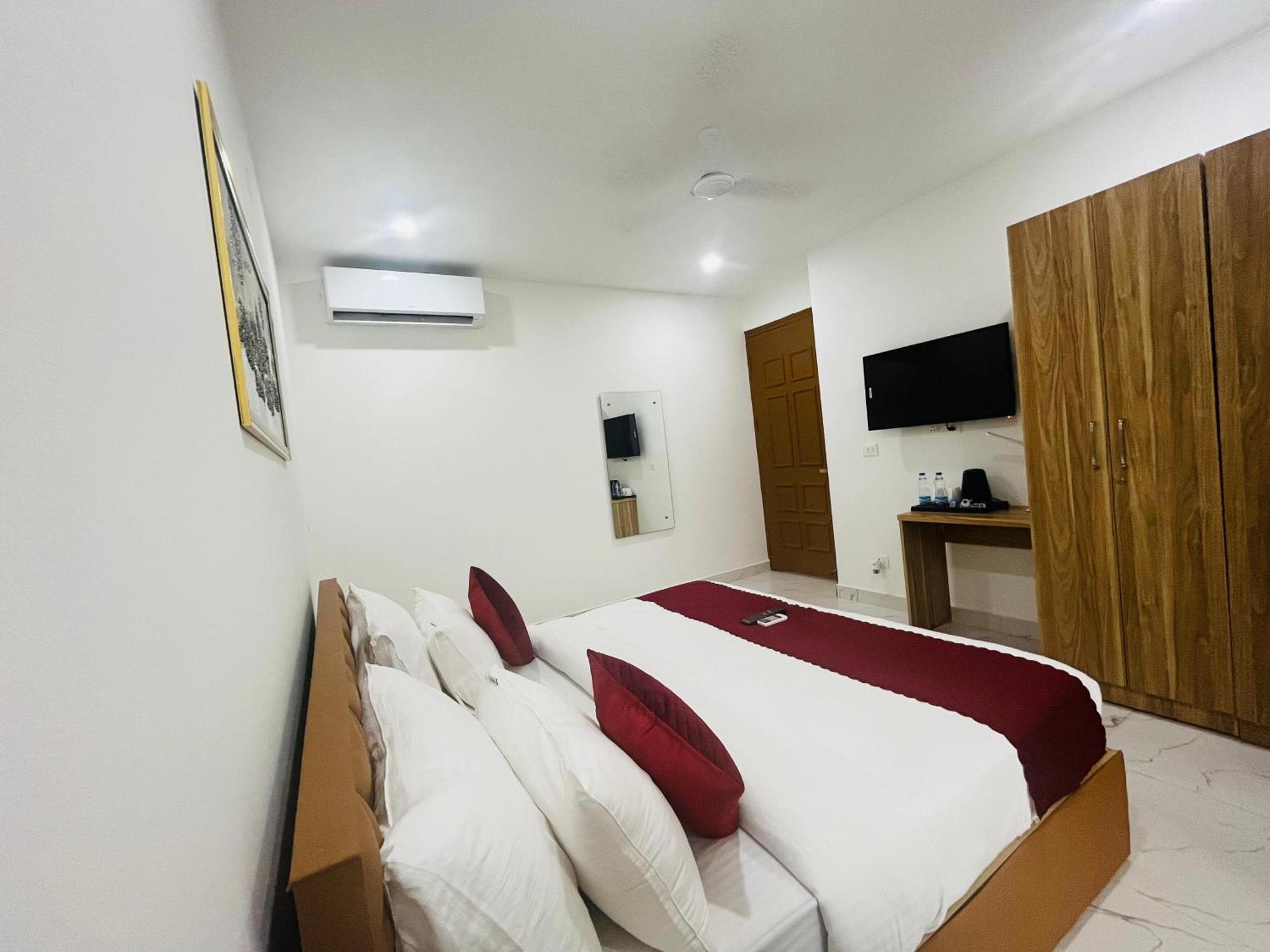 The Lodgers Studio Apartment Infront Of Artemis Hospital Gurugram Гургаон Экстерьер фото