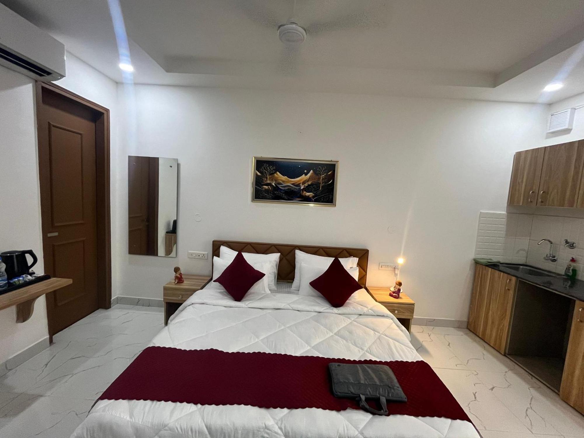 The Lodgers Studio Apartment Infront Of Artemis Hospital Gurugram Гургаон Экстерьер фото
