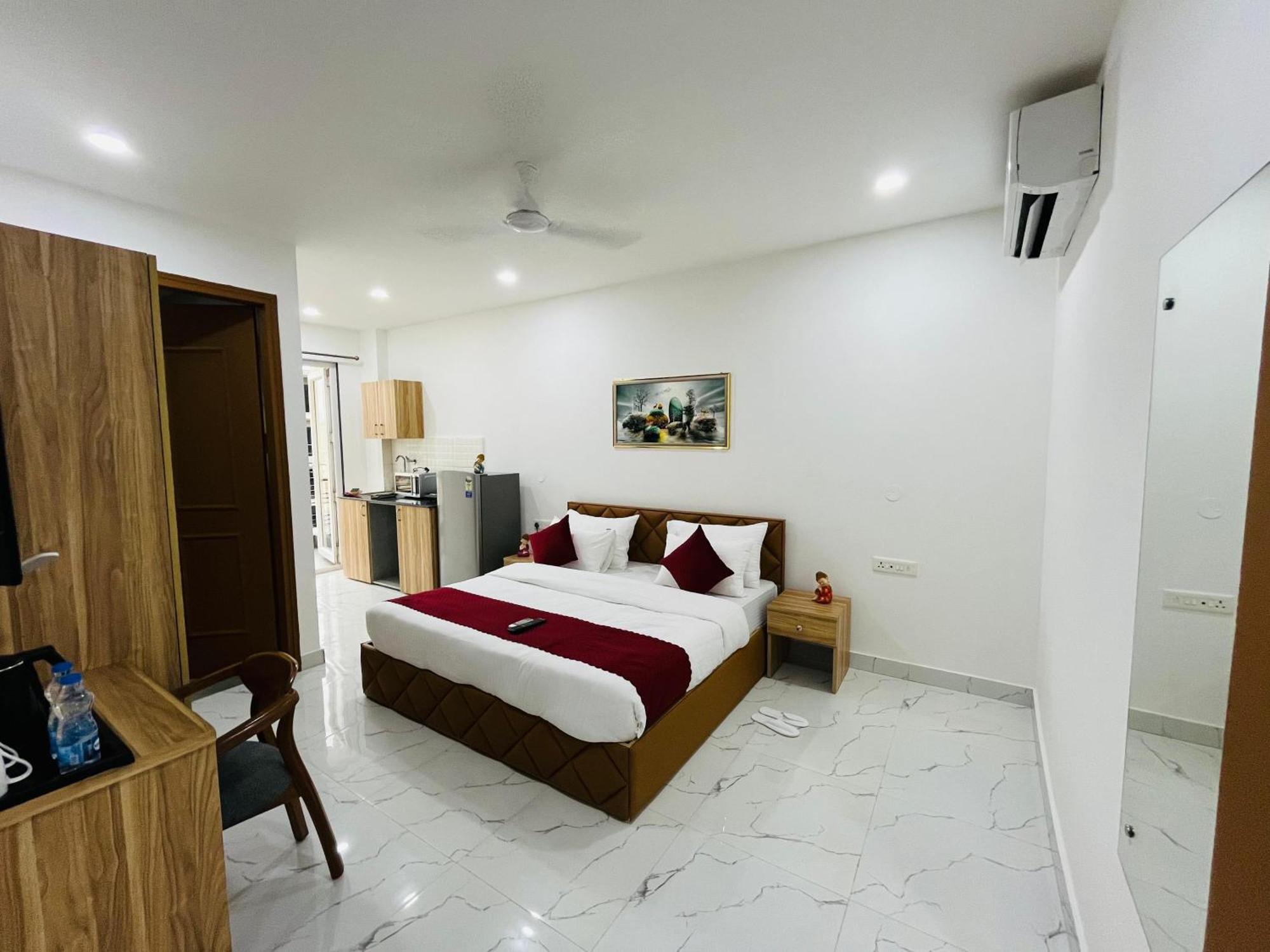 The Lodgers Studio Apartment Infront Of Artemis Hospital Gurugram Гургаон Экстерьер фото