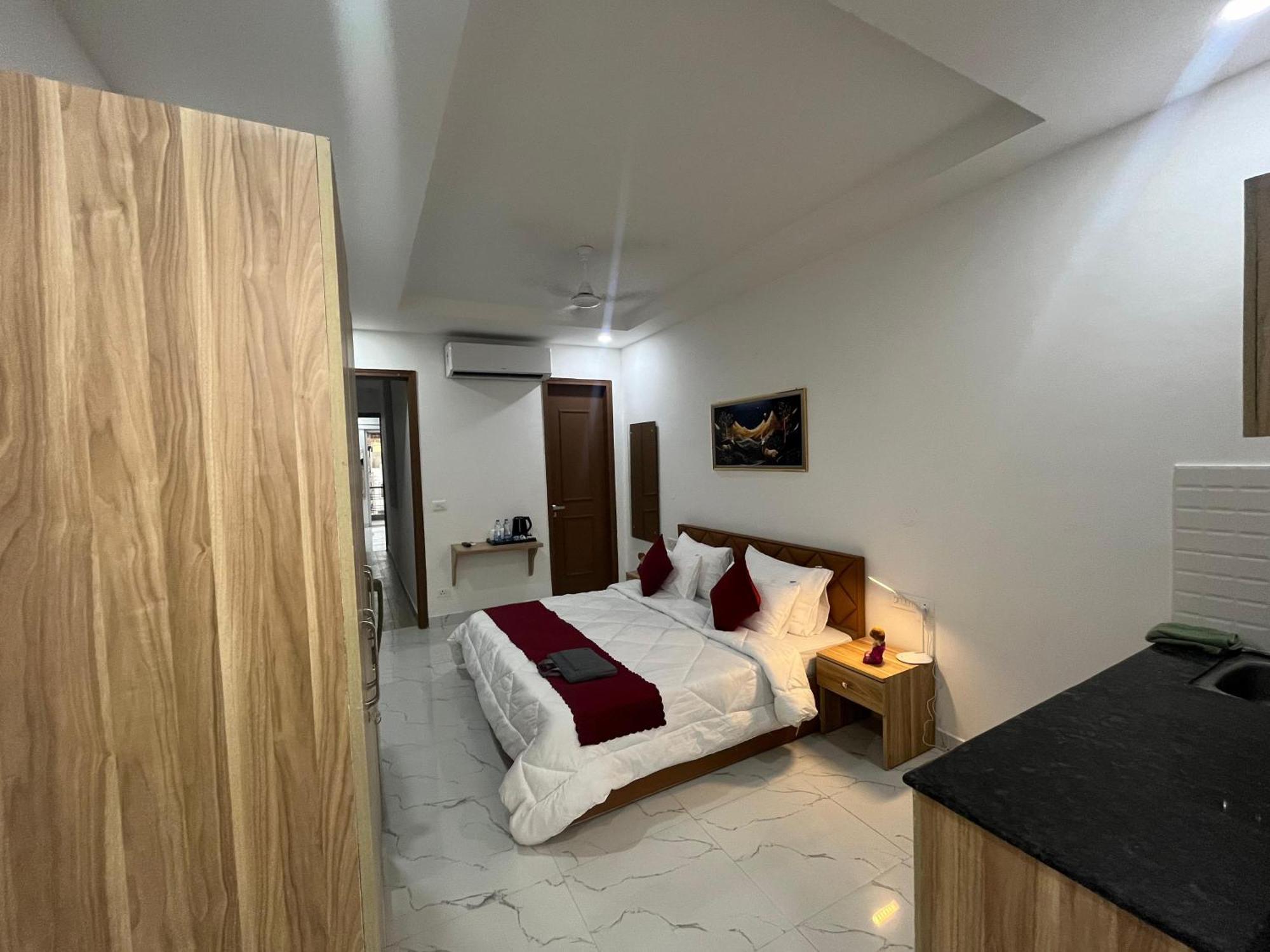 The Lodgers Studio Apartment Infront Of Artemis Hospital Gurugram Гургаон Экстерьер фото