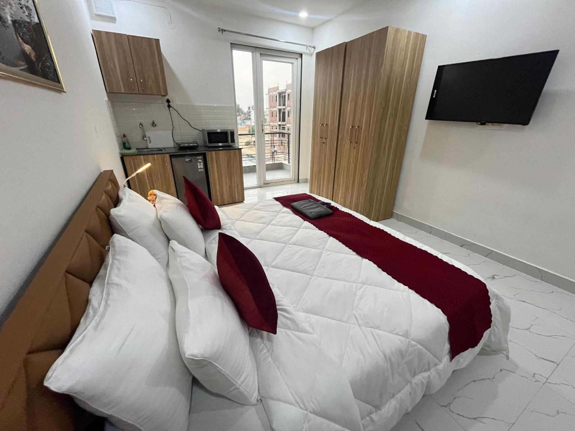 The Lodgers Studio Apartment Infront Of Artemis Hospital Gurugram Гургаон Экстерьер фото