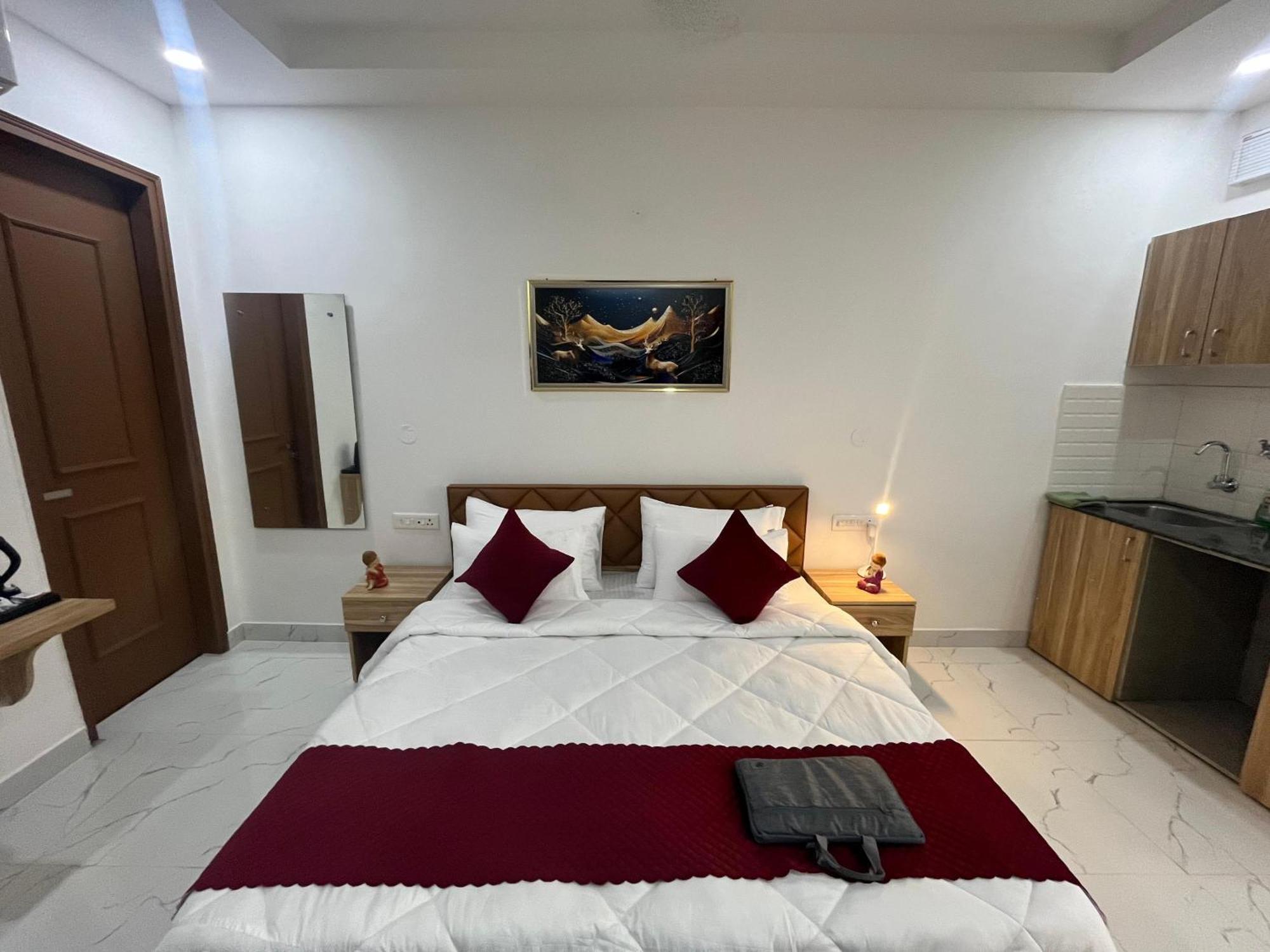 The Lodgers Studio Apartment Infront Of Artemis Hospital Gurugram Гургаон Экстерьер фото