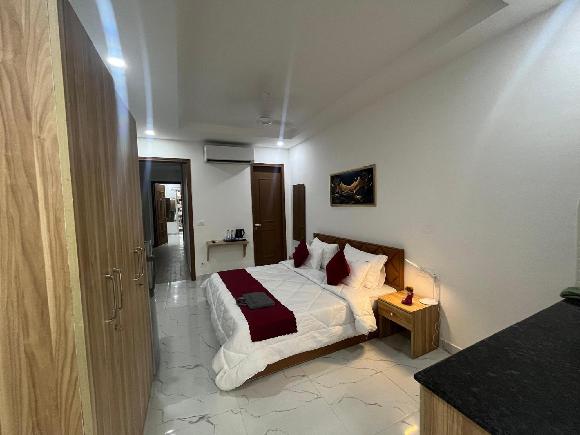 The Lodgers Studio Apartment Infront Of Artemis Hospital Gurugram Гургаон Экстерьер фото