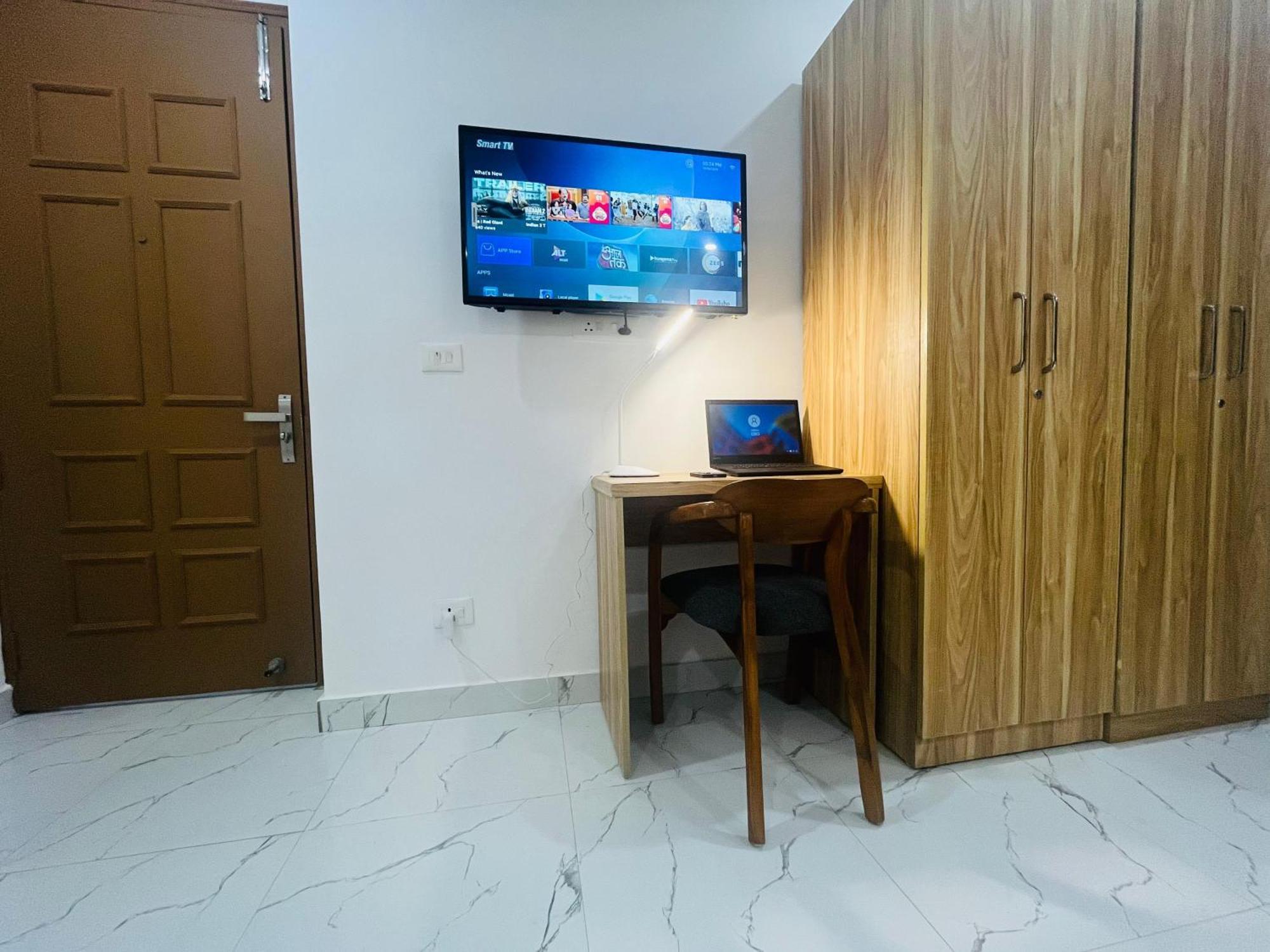 The Lodgers Studio Apartment Infront Of Artemis Hospital Gurugram Гургаон Экстерьер фото