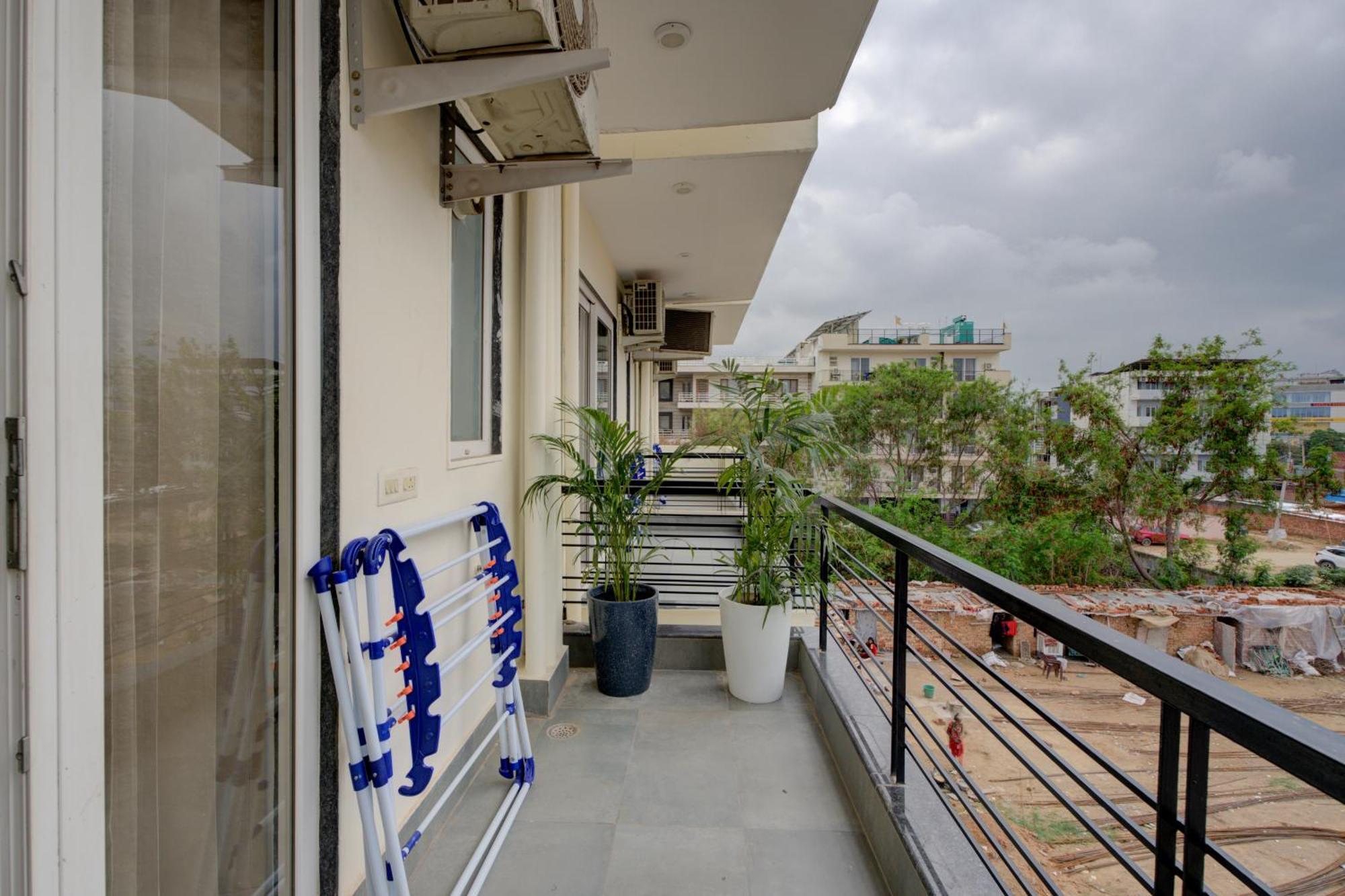 The Lodgers Studio Apartment Infront Of Artemis Hospital Gurugram Гургаон Экстерьер фото