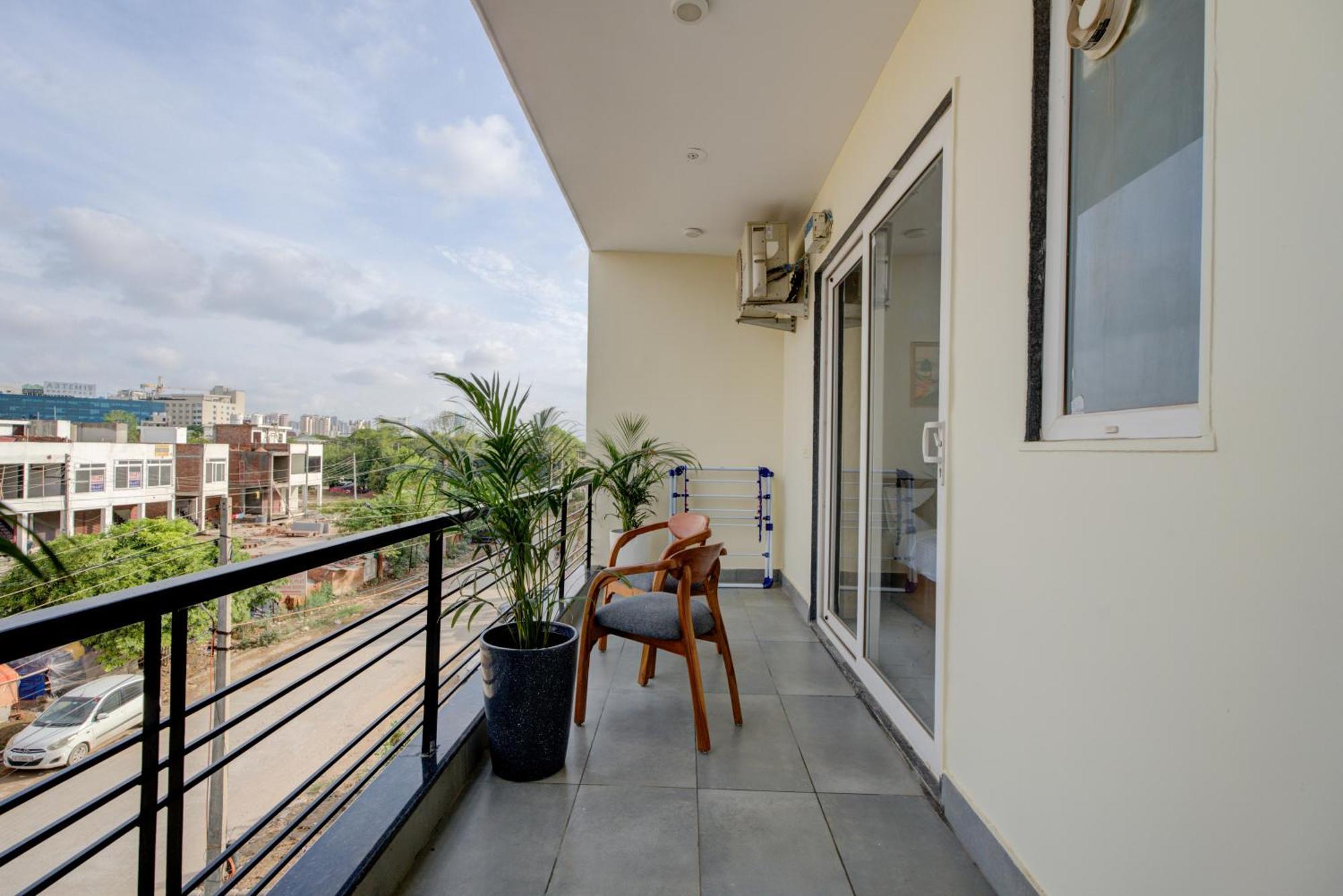 The Lodgers Studio Apartment Infront Of Artemis Hospital Gurugram Гургаон Экстерьер фото