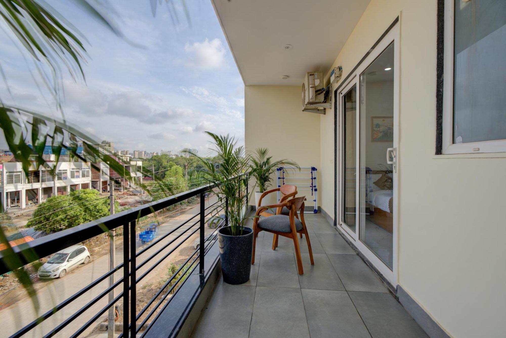 The Lodgers Studio Apartment Infront Of Artemis Hospital Gurugram Гургаон Экстерьер фото