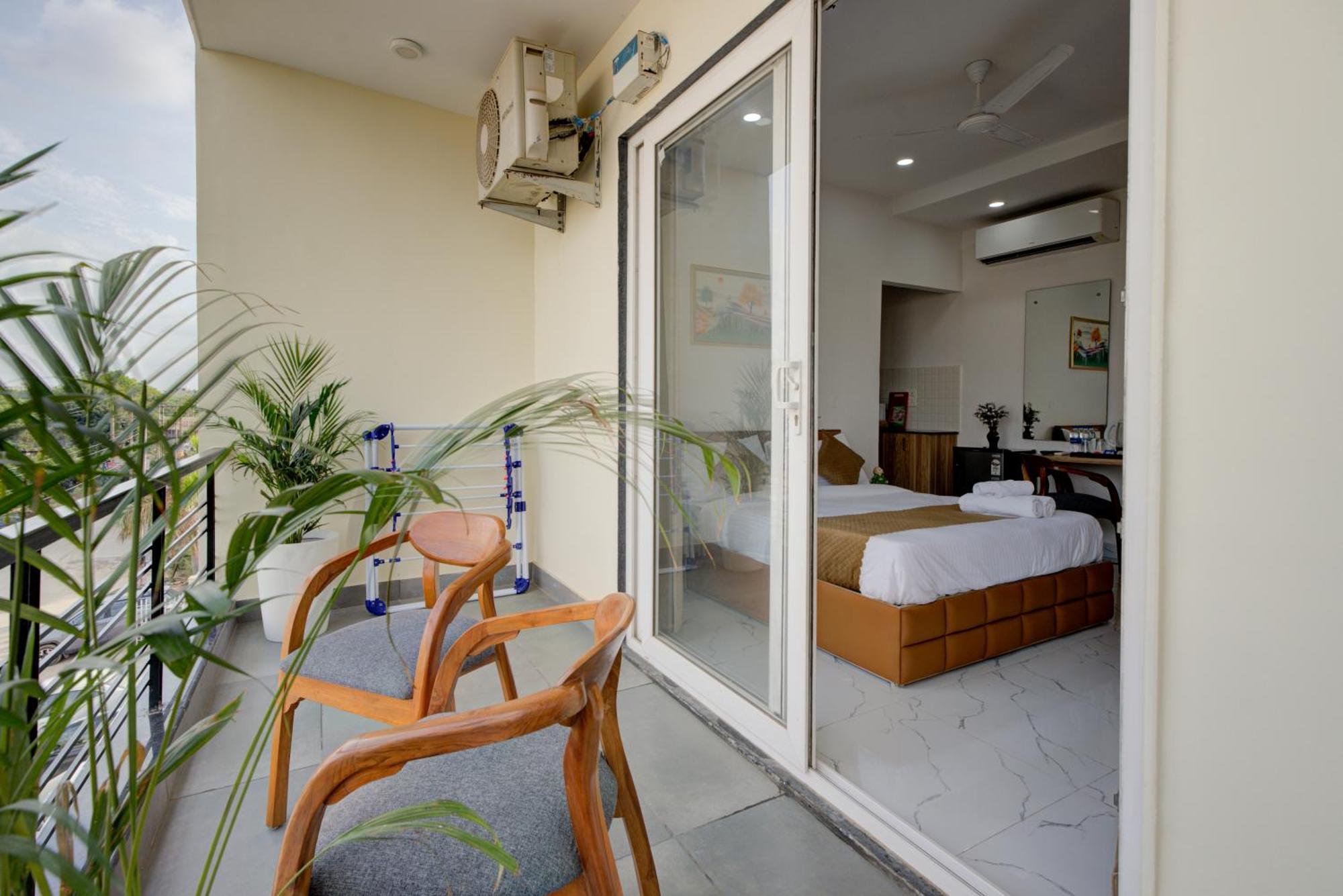 The Lodgers Studio Apartment Infront Of Artemis Hospital Gurugram Гургаон Экстерьер фото