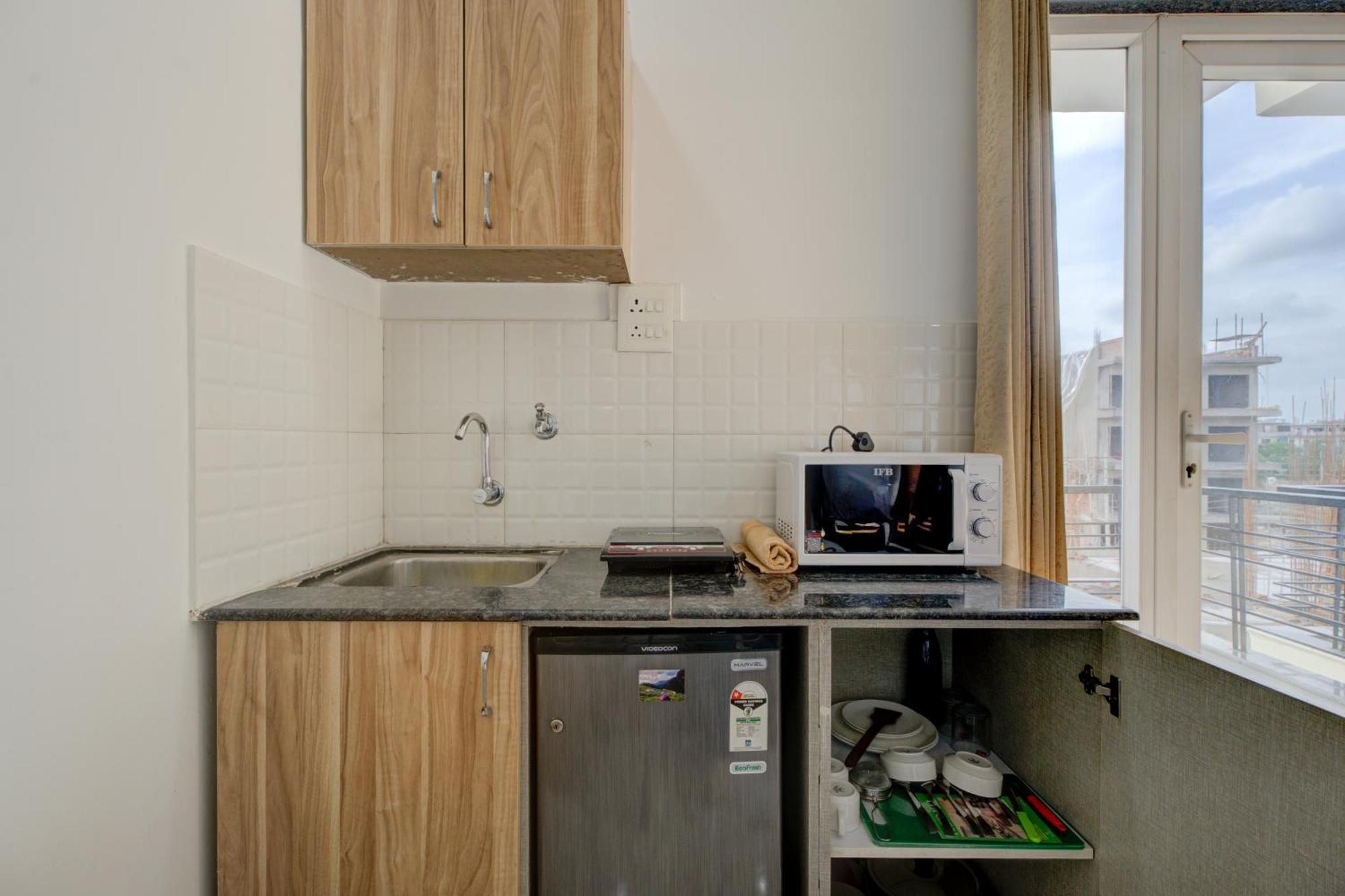 The Lodgers Studio Apartment Infront Of Artemis Hospital Gurugram Гургаон Экстерьер фото