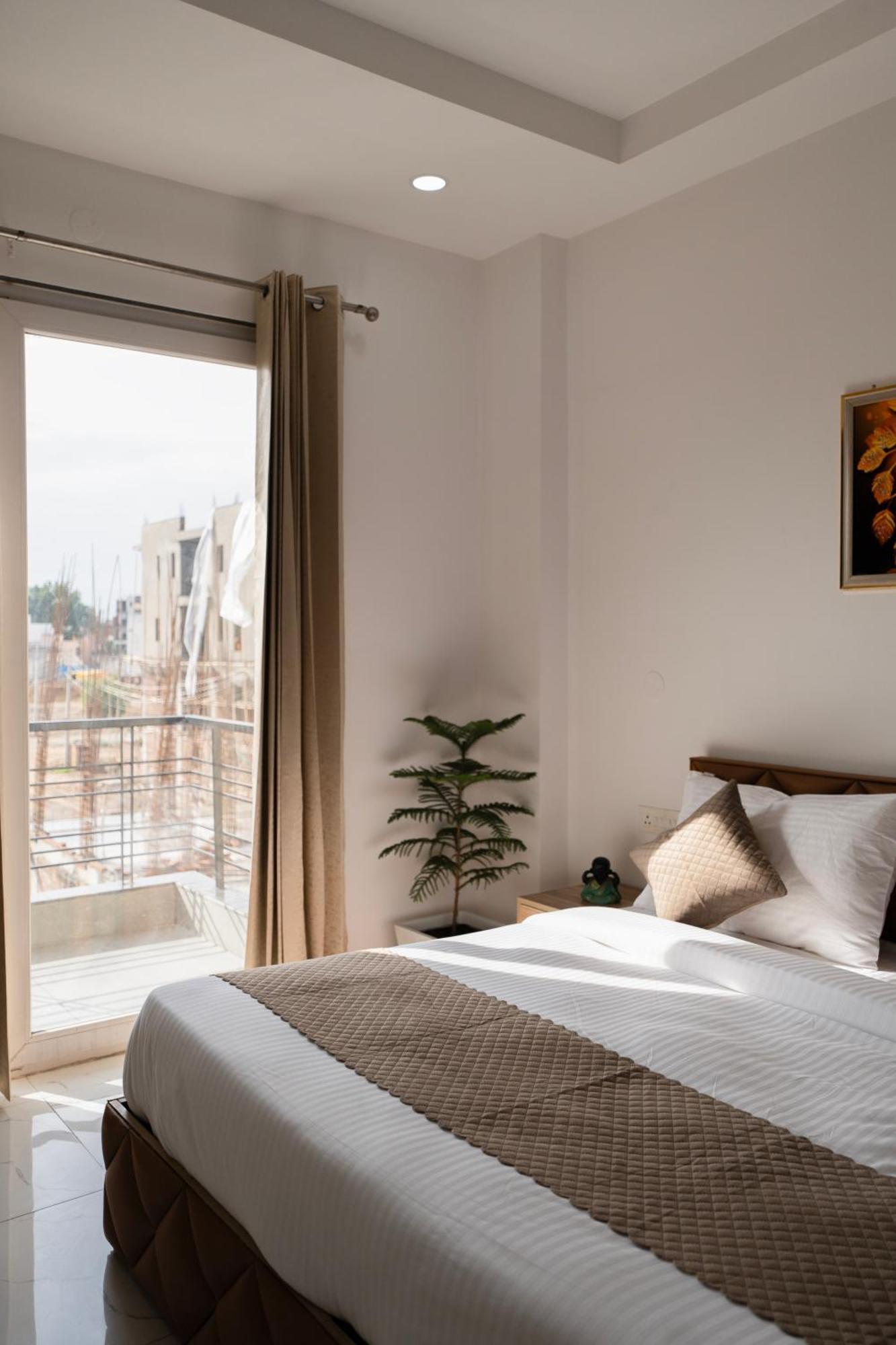 The Lodgers Studio Apartment Infront Of Artemis Hospital Gurugram Гургаон Экстерьер фото