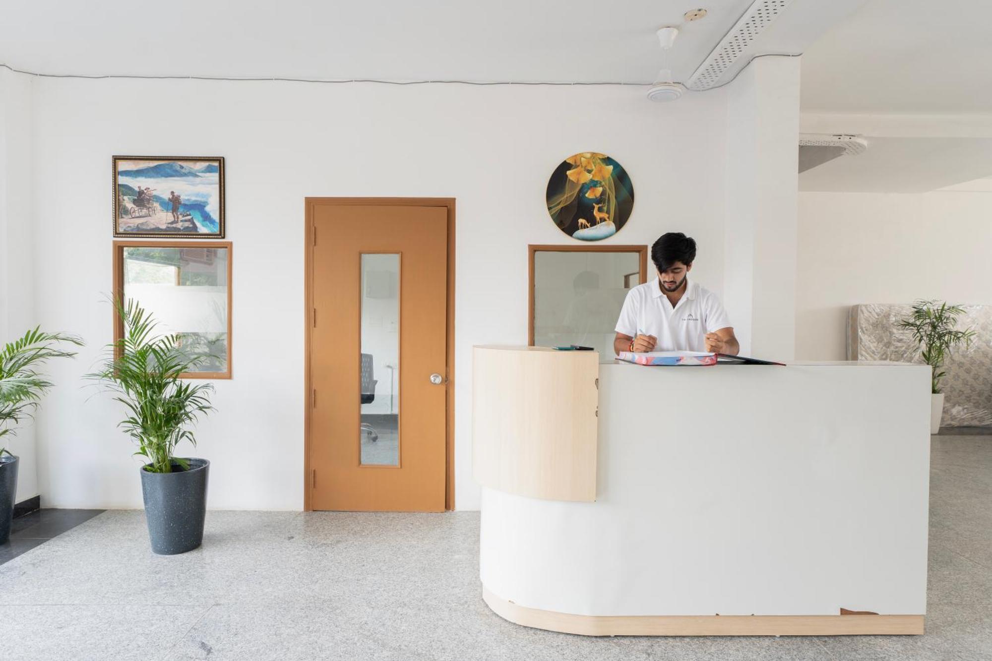 The Lodgers Studio Apartment Infront Of Artemis Hospital Gurugram Гургаон Экстерьер фото