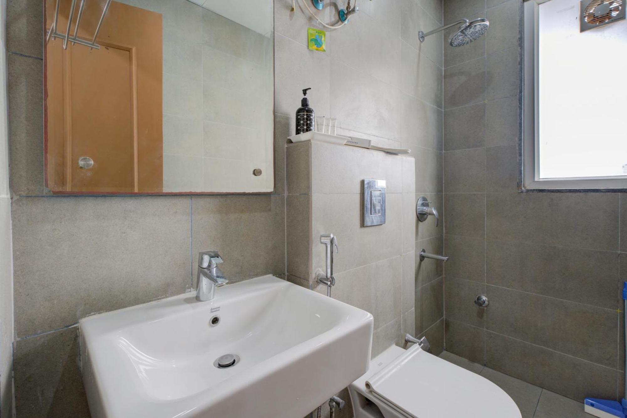 The Lodgers Studio Apartment Infront Of Artemis Hospital Gurugram Гургаон Экстерьер фото