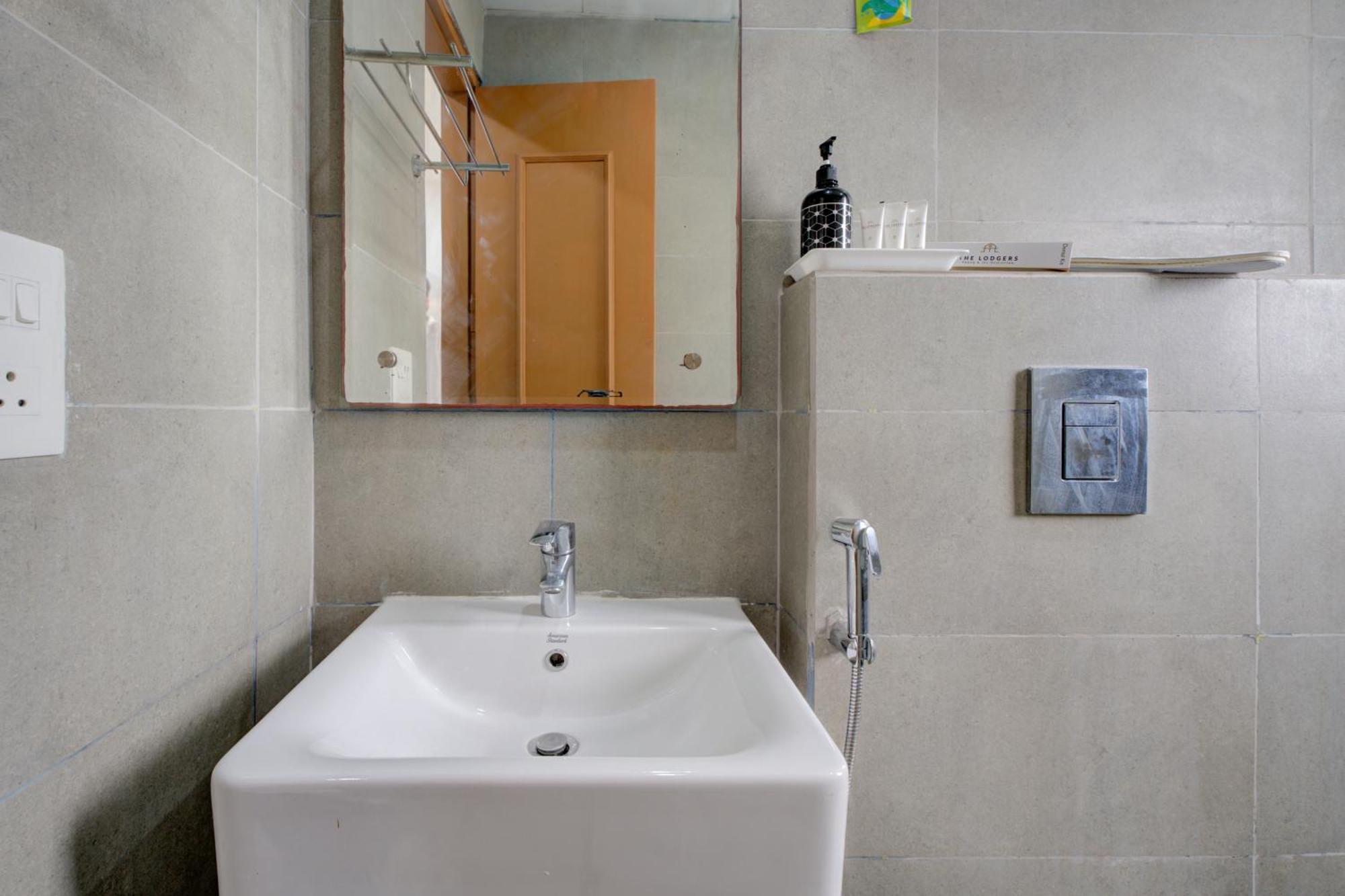 The Lodgers Studio Apartment Infront Of Artemis Hospital Gurugram Гургаон Экстерьер фото